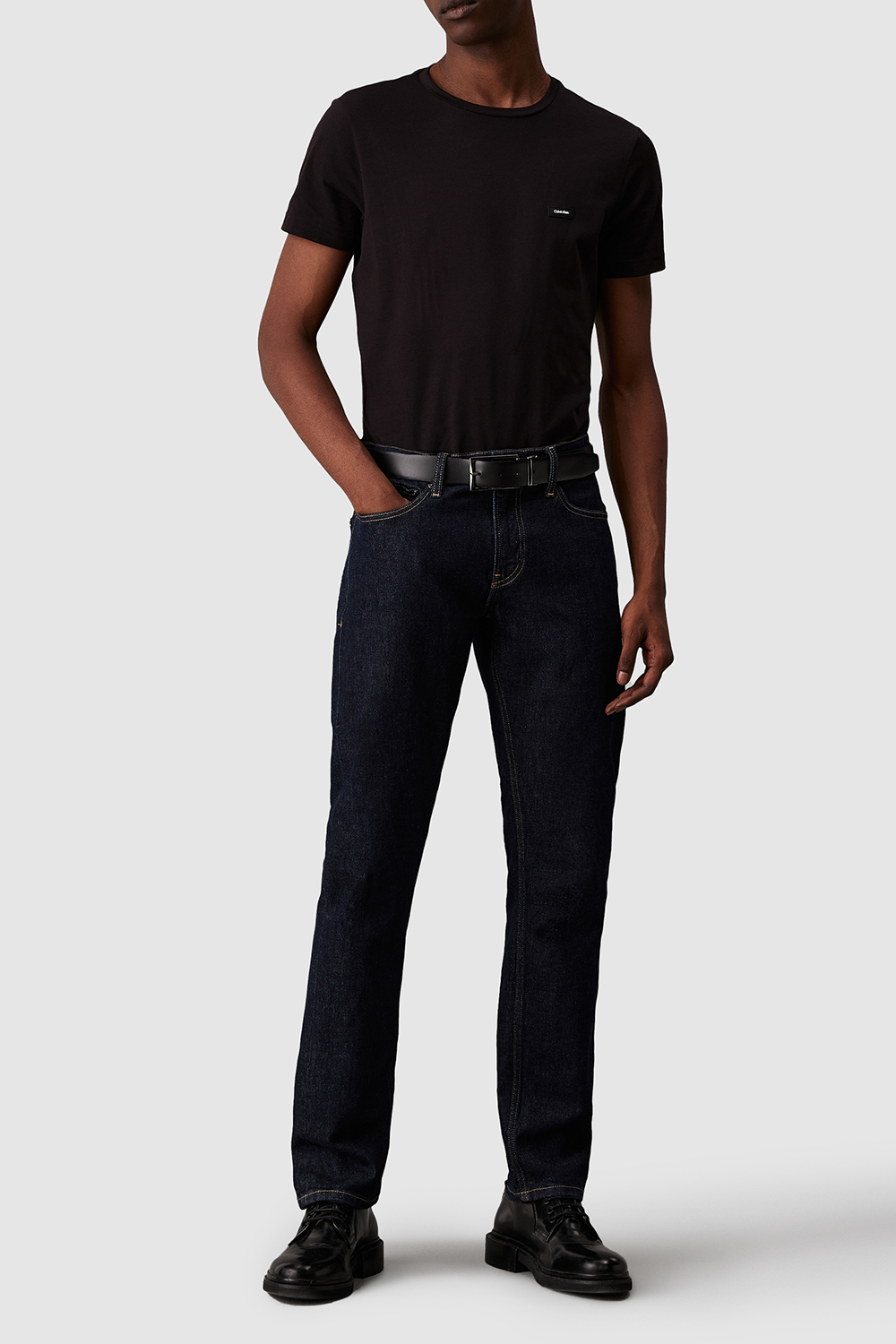 תמונת כל הלוק של חולצת טי סלים פיט CALVIN KLEIN